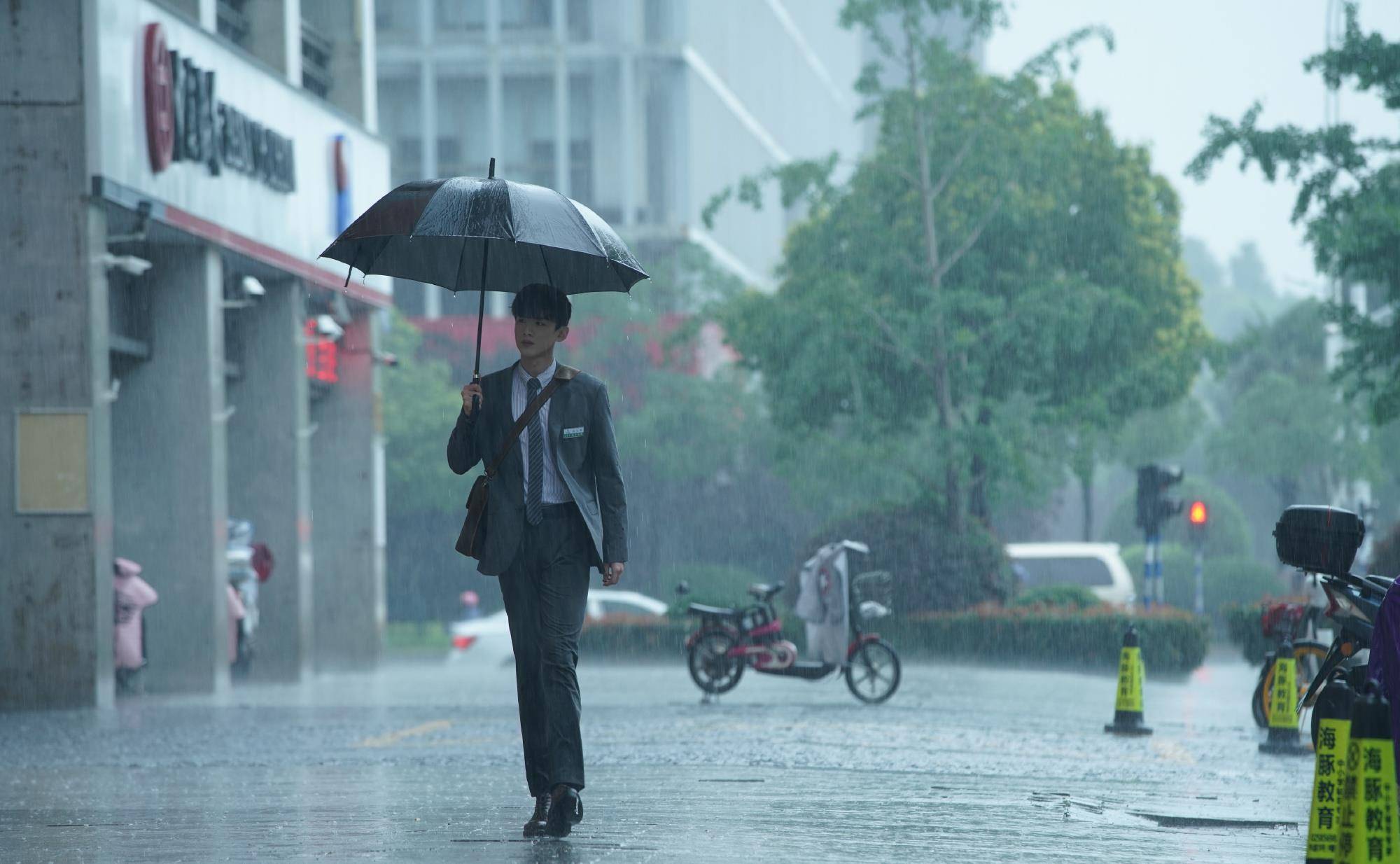 梦见下大雨在雨中打伞走周公解梦