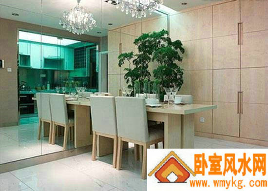 三口之家的餐厅