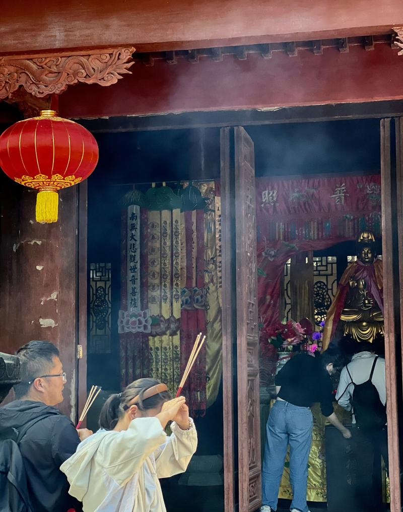 梦见别人挖出黄金来了 梦见戴黄金镯子是什么意思 梦见别人挖出黄金来了 梦见戴黄金镯子是什么意思