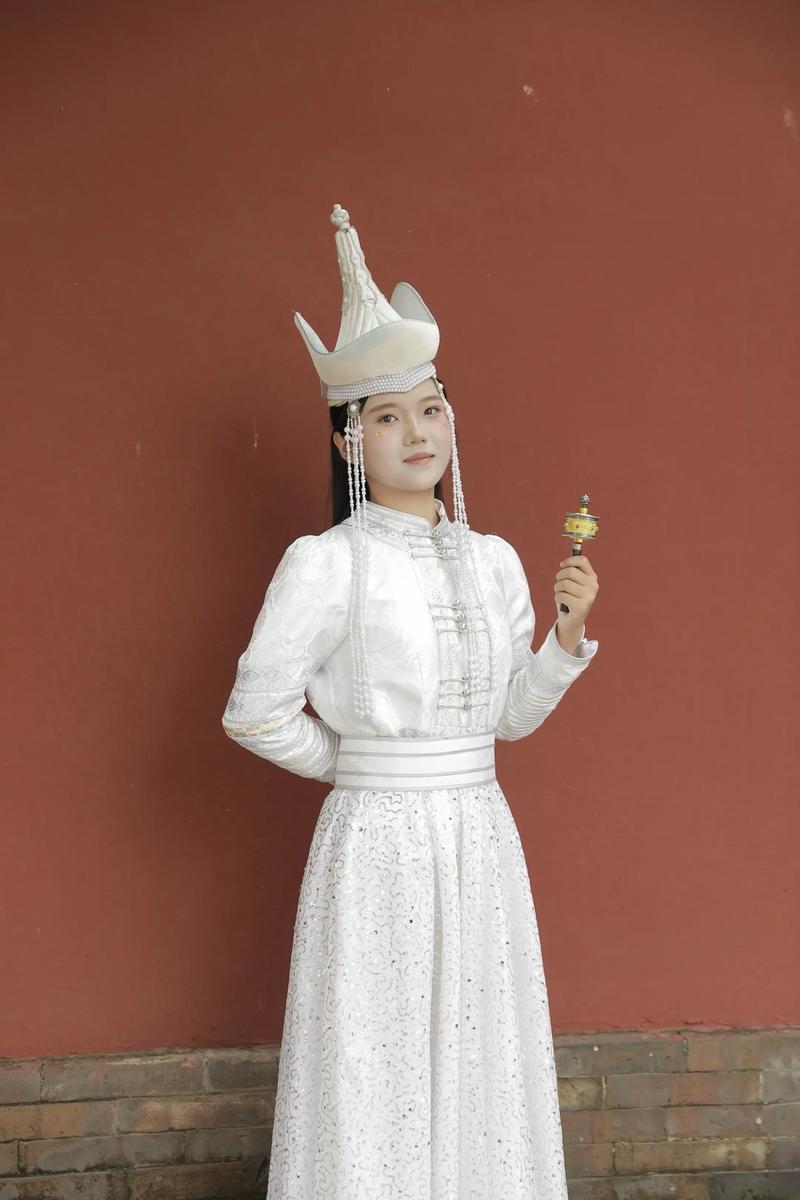 女人梦见深坑泥潭寓意解析_梦境中的深沟与深坑象征意义探索 女人梦见深坑泥潭寓意解析_梦境中的深沟与深坑象征意义探索