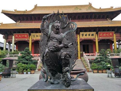 看起来眼睛很小的面相男 看起来眼睛很小的面相男
